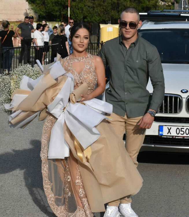 Абитуриентите на ФСГ почетоха с мълчание убитата Маги, която тази вечер трябваше да празнува с тях