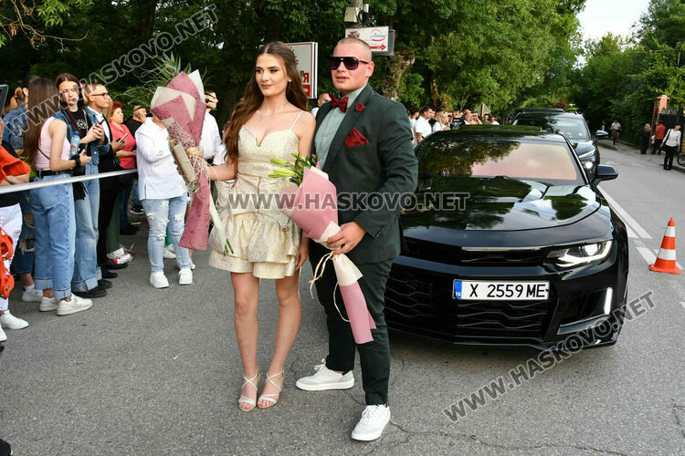 130 абитуриенти от ПГДС взривиха с емоции и красота парк „Кенана“