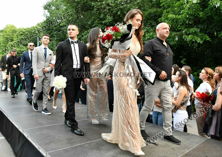 130 абитуриенти от ПГДС взривиха с емоции и красота парк „Кенана“