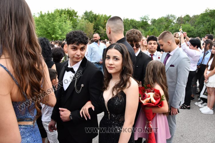 Абитуриентите на ФСГ почетоха с мълчание убитата Маги, която тази вечер трябваше да празнува с тях