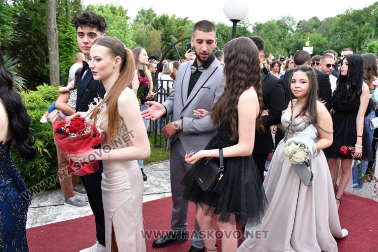 Абитуриентите на ФСГ почетоха с мълчание убитата Маги, която тази вечер трябваше да празнува с тях