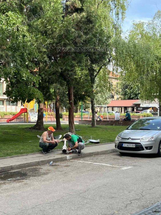 Техници на електроснабнадителното дружество поправят счупения стълб