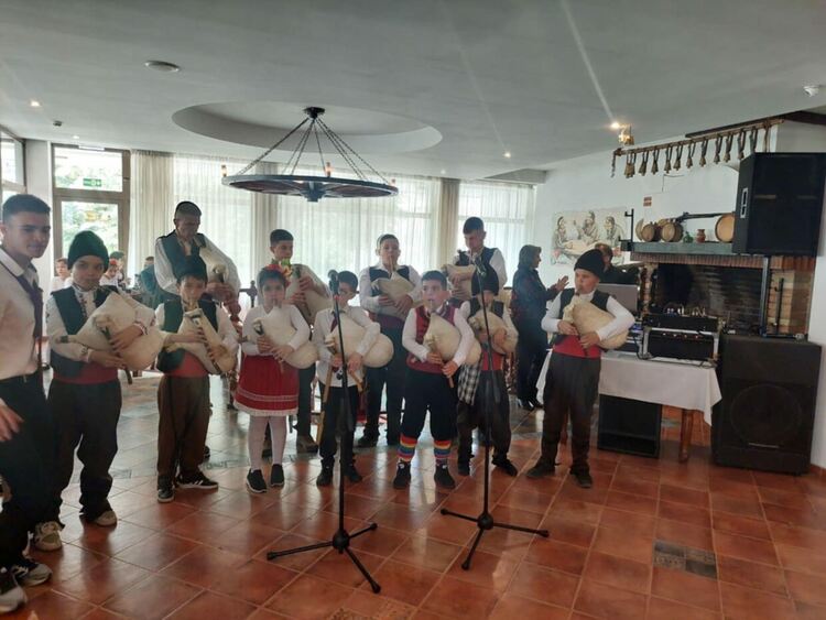 Община Девин почете пенсионираните учители и културни дейци с празничен коктейл и богата културна програма