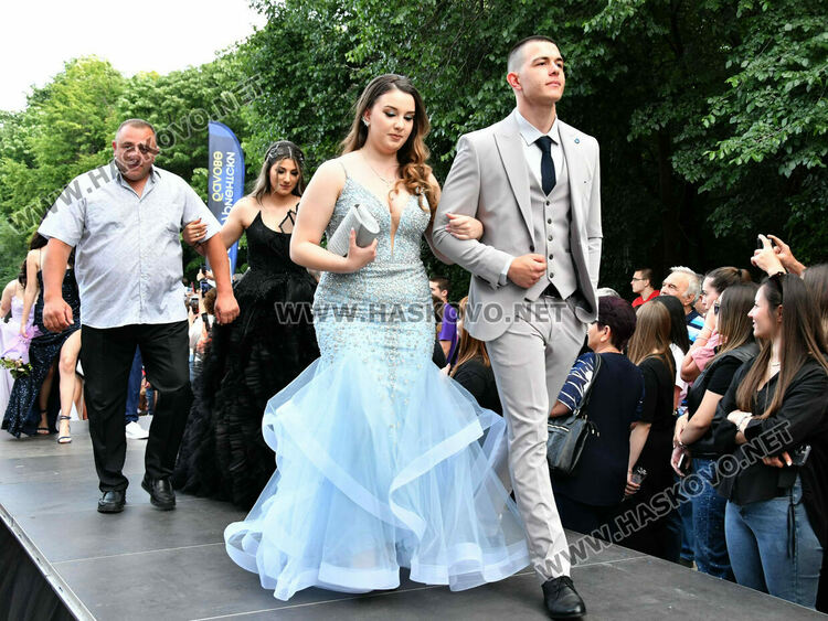 130 абитуриенти от ПГДС взривиха с емоции и красота парк „Кенана“