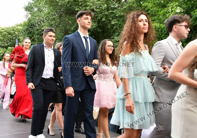 130 абитуриенти от ПГДС взривиха с емоции и красота парк „Кенана“