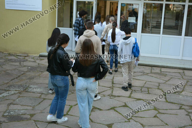 1519 зрелостници се явяват днес на втората матура в Хасковска област