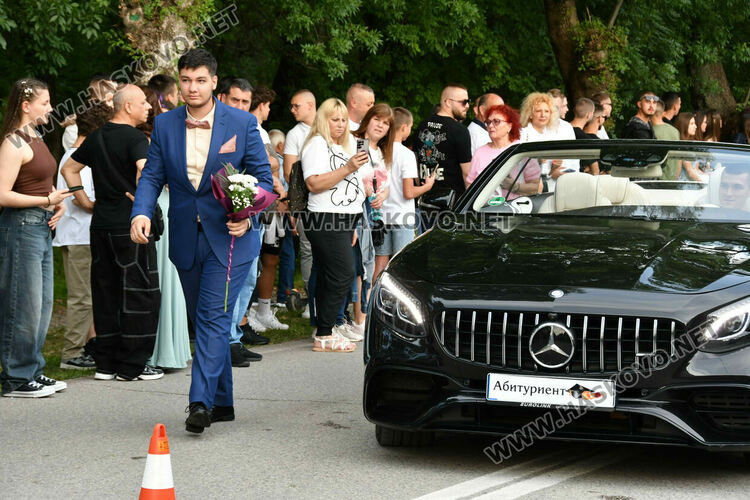 130 абитуриенти от ПГДС взривиха с емоции и красота парк „Кенана“