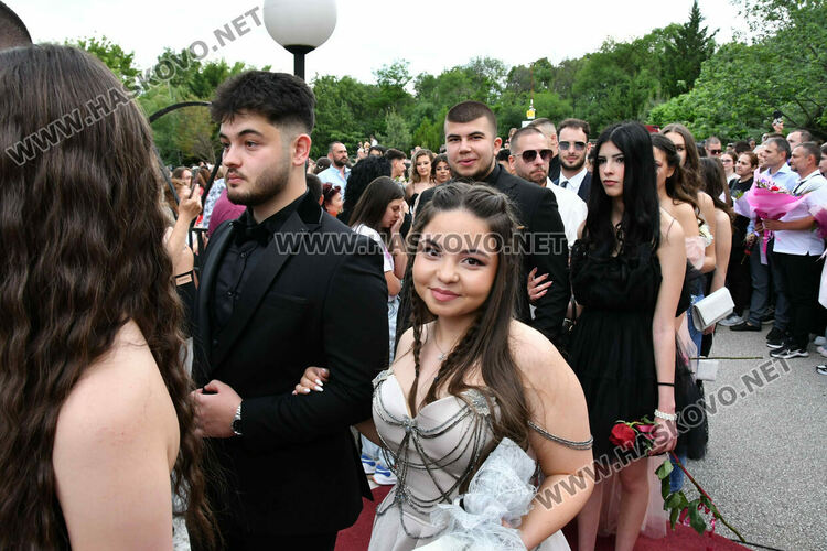 Абитуриентите на ФСГ почетоха с мълчание убитата Маги, която тази вечер трябваше да празнува с тях