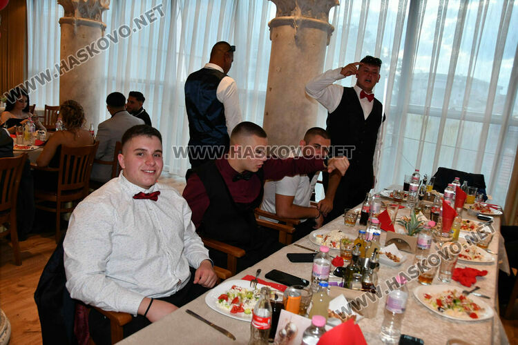 Абитуринтите на ПГТАТ „Н. Й. Вапцаров“ и СУ „Св. Паисий Хилендарски“ сътвориха феерия от красота 