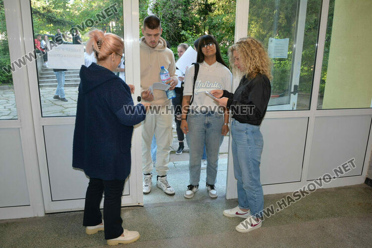 1519 зрелостници се явяват днес на втората матура в Хасковска област