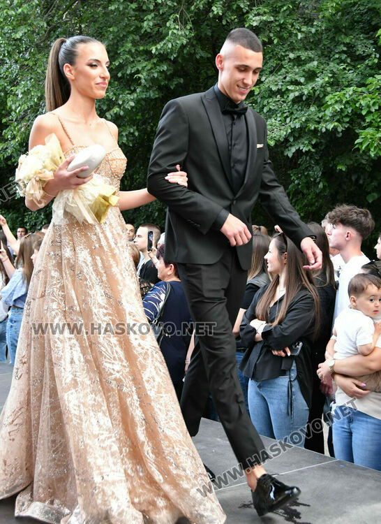 130 абитуриенти от ПГДС взривиха с емоции и красота парк „Кенана“