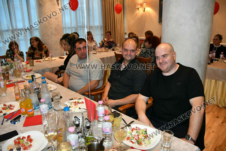 Абитуринтите на ПГТАТ „Н. Й. Вапцаров“ и СУ „Св. Паисий Хилендарски“ сътвориха феерия от красота 