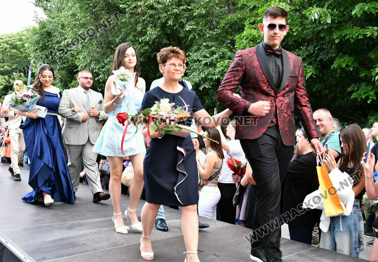 130 абитуриенти от ПГДС взривиха с емоции и красота парк „Кенана“