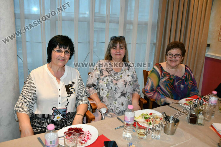 Абитуринтите на ПГТАТ „Н. Й. Вапцаров“ и СУ „Св. Паисий Хилендарски“ сътвориха феерия от красота 