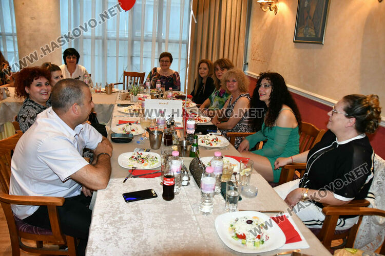 Абитуринтите на ПГТАТ „Н. Й. Вапцаров“ и СУ „Св. Паисий Хилендарски“ сътвориха феерия от красота 