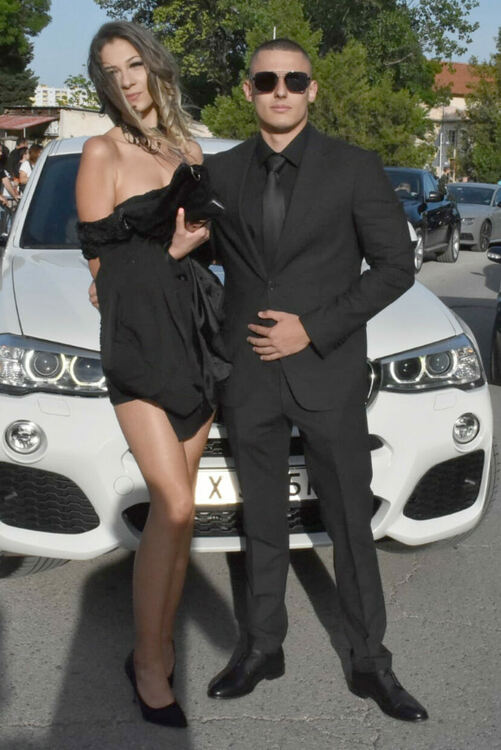 Абитуриентите на ФСГ почетоха с мълчание убитата Маги, която тази вечер трябваше да празнува с тях