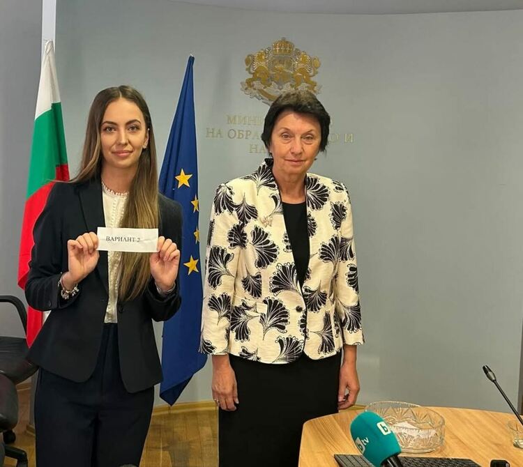 Близо 800 зрелостници се явяват днес на матури и професионални изпити в Смолянска област