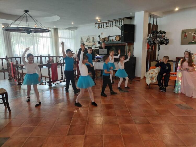 Община Девин почете пенсионираните учители и културни дейци с празничен коктейл и богата културна програма