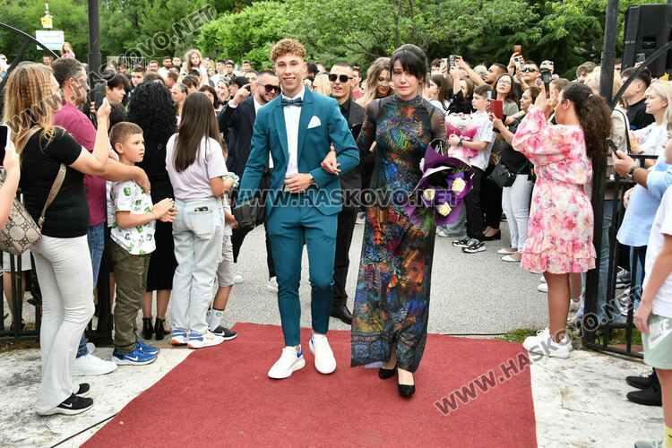 Абитуриентите на ФСГ почетоха с мълчание убитата Маги, която тази вечер трябваше да празнува с тях