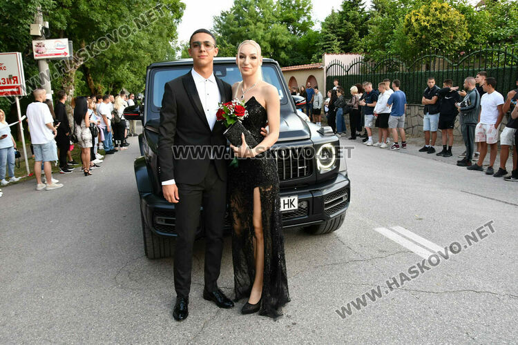 130 абитуриенти от ПГДС взривиха с емоции и красота парк „Кенана“