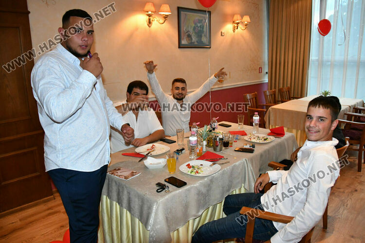 Абитуринтите на ПГТАТ „Н. Й. Вапцаров“ и СУ „Св. Паисий Хилендарски“ сътвориха феерия от красота 