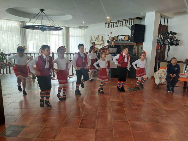 Община Девин почете пенсионираните учители и културни дейци с празничен коктейл и богата културна програма