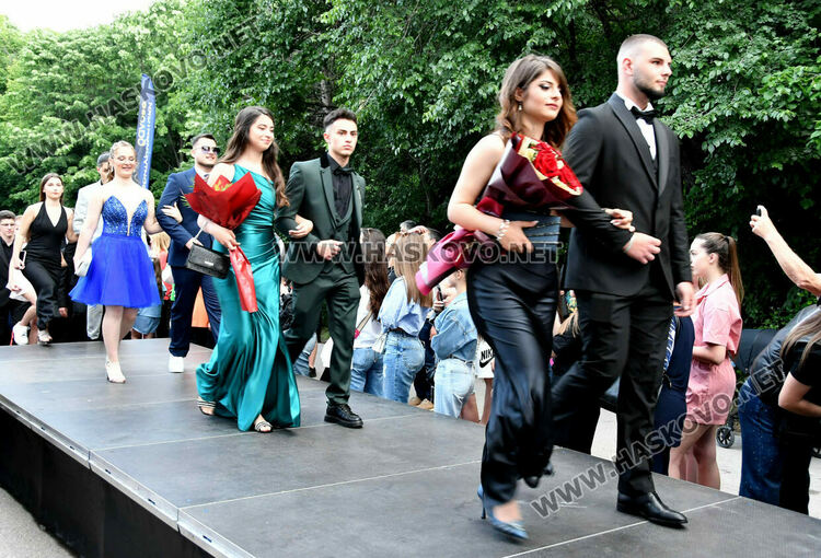 130 абитуриенти от ПГДС взривиха с емоции и красота парк „Кенана“