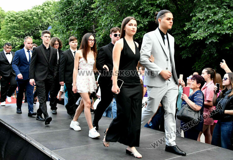 130 абитуриенти от ПГДС взривиха с емоции и красота парк „Кенана“