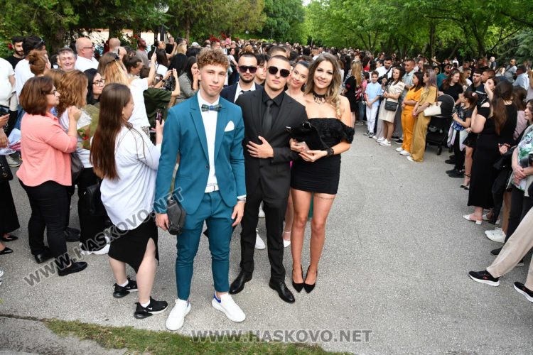 Абитуриентите на ФСГ почетоха с мълчание убитата Маги, която тази вечер трябваше да празнува с тях