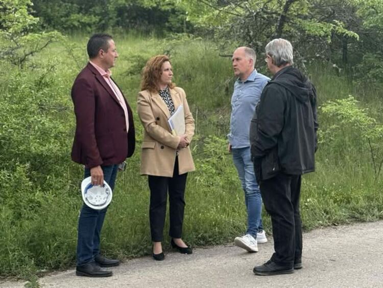 Кметът Кирил Стоев даде старт на изпълнението на инфраструктурния проект за рехабилитация на част от общинския път от разклонението за с. Долни Раковец до жп прелеза в посока с. Кондофрей.