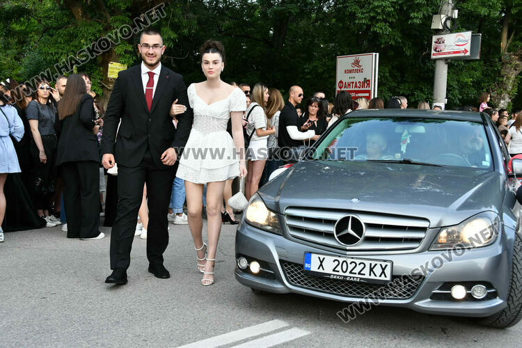 130 абитуриенти от ПГДС взривиха с емоции и красота парк „Кенана“