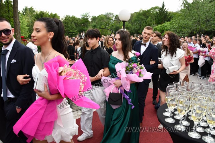 Абитуриентите на ФСГ почетоха с мълчание убитата Маги, която тази вечер трябваше да празнува с тях