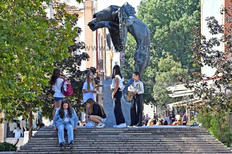Слънчево, с повече облаци следобед