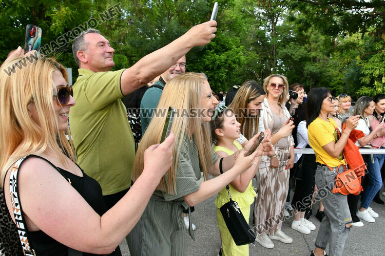 130 абитуриенти от ПГДС взривиха с емоции и красота парк „Кенана“