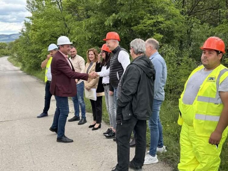 Кметът Кирил Стоев даде старт на изпълнението на инфраструктурния проект за рехабилитация на част от общинския път от разклонението за с. Долни Раковец до жп прелеза в посока с. Кондофрей.