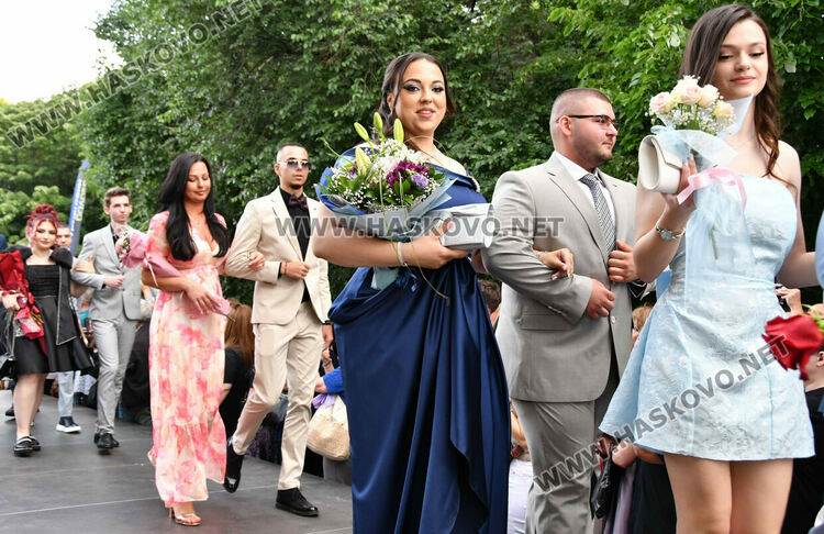 130 абитуриенти от ПГДС взривиха с емоции и красота парк „Кенана“