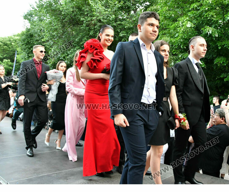 130 абитуриенти от ПГДС взривиха с емоции и красота парк „Кенана“