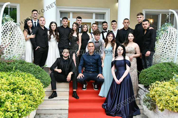 Абитуринтите на ПГТАТ „Н. Й. Вапцаров“ и СУ „Св. Паисий Хилендарски“ сътвориха феерия от красота 