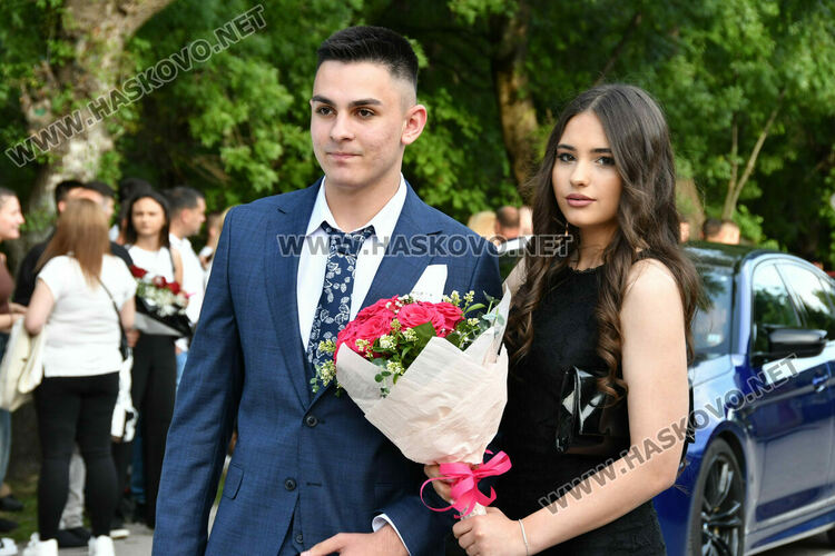 130 абитуриенти от ПГДС взривиха с емоции и красота парк „Кенана“