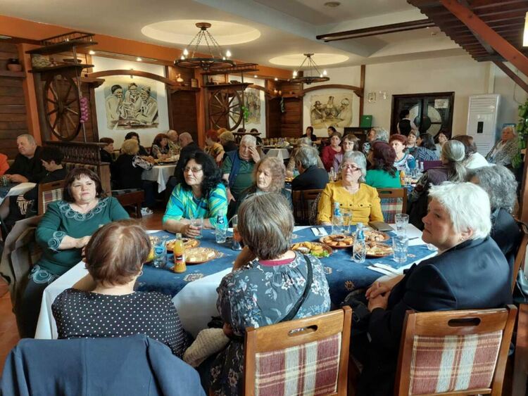 Община Девин почете пенсионираните учители и културни дейци с празничен коктейл и богата културна програма