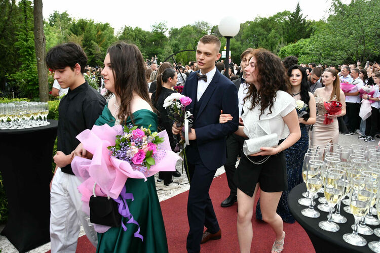 Абитуриентите на ФСГ почетоха с мълчание убитата Маги, която тази вечер трябваше да празнува с тях