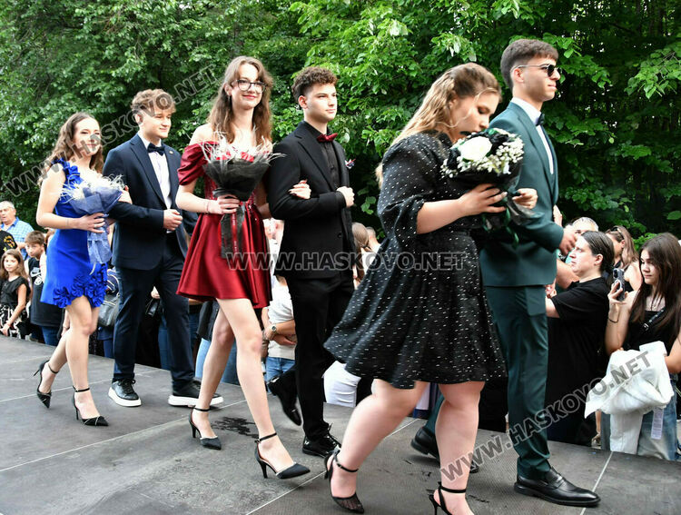 130 абитуриенти от ПГДС взривиха с емоции и красота парк „Кенана“