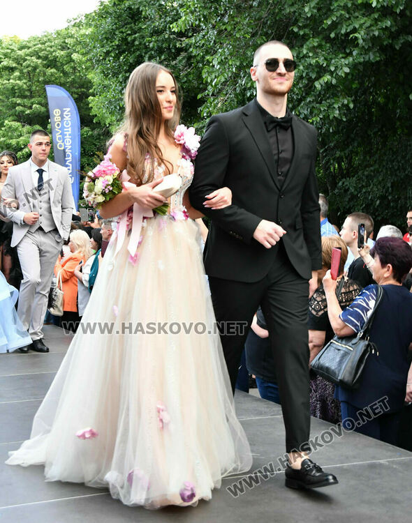 130 абитуриенти от ПГДС взривиха с емоции и красота парк „Кенана“