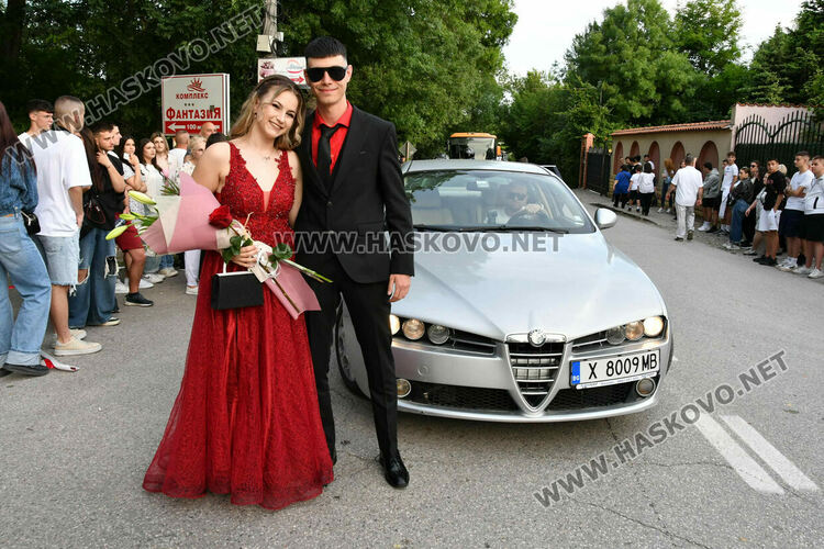 130 абитуриенти от ПГДС взривиха с емоции и красота парк „Кенана“