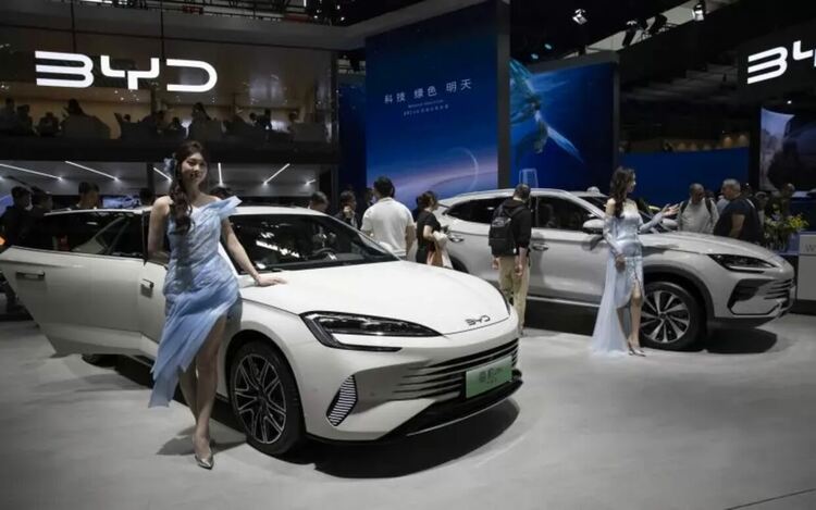Електромобили на BYD в шоурум на компанията в Пекин