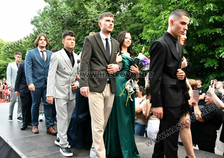 130 абитуриенти от ПГДС взривиха с емоции и красота парк „Кенана“