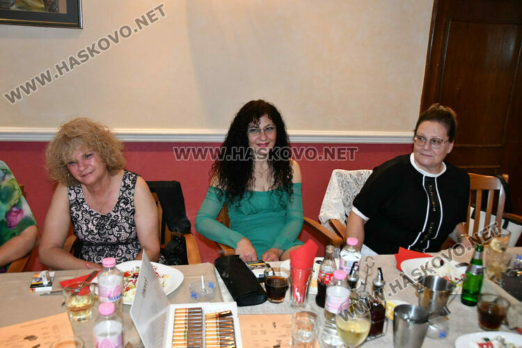 Абитуринтите на ПГТАТ „Н. Й. Вапцаров“ и СУ „Св. Паисий Хилендарски“ сътвориха феерия от красота 