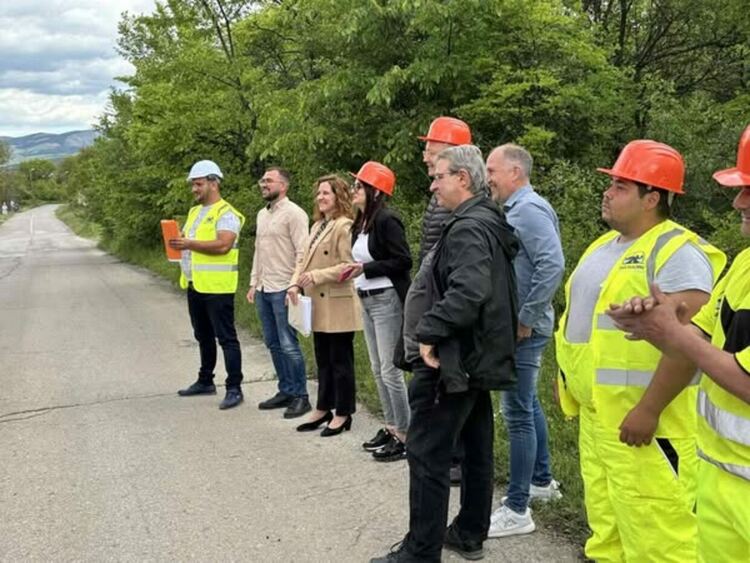 Кметът Кирил Стоев даде старт на изпълнението на инфраструктурния проект за рехабилитация на част от общинския път от разклонението за с. Долни Раковец до жп прелеза в посока с. Кондофрей.