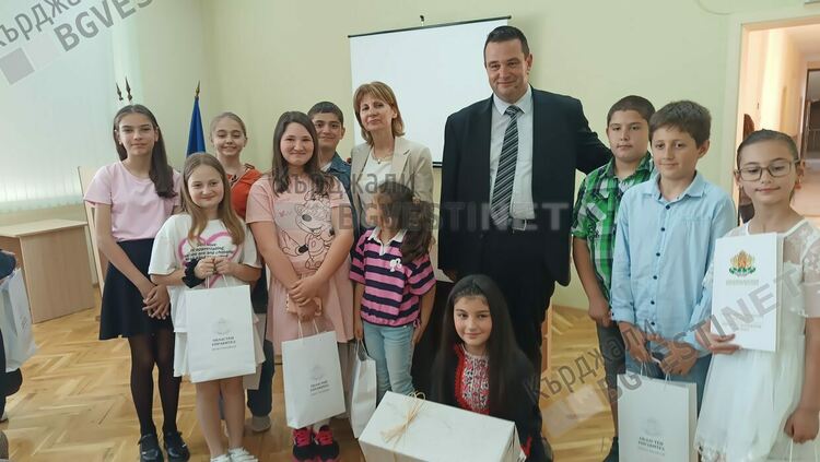 Областният управител връчи 44 индивидуални и 4 колективни награди за 24 май