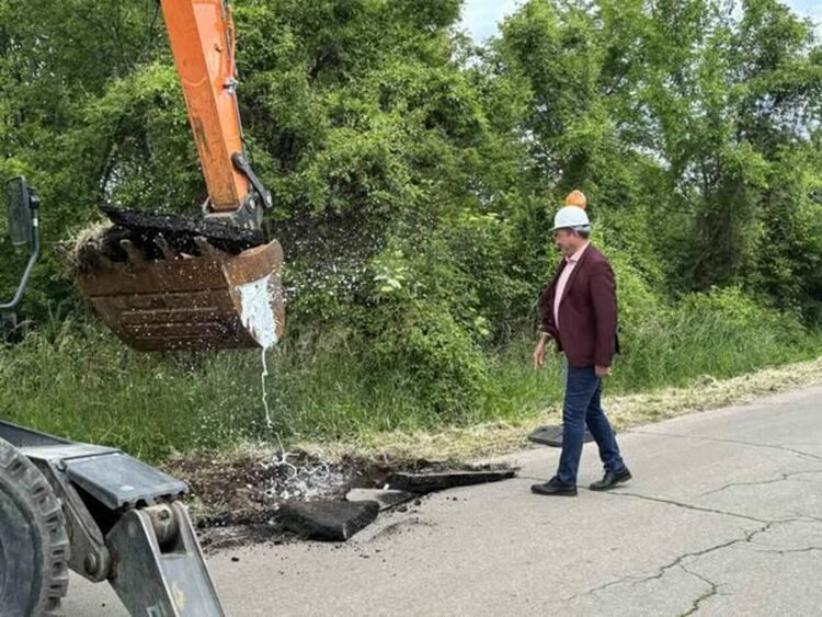 Кметът Кирил Стоев даде старт на изпълнението на инфраструктурния проект за рехабилитация на част от общинския път от разклонението за с. Долни Раковец до жп прелеза в посока с. Кондофрей.